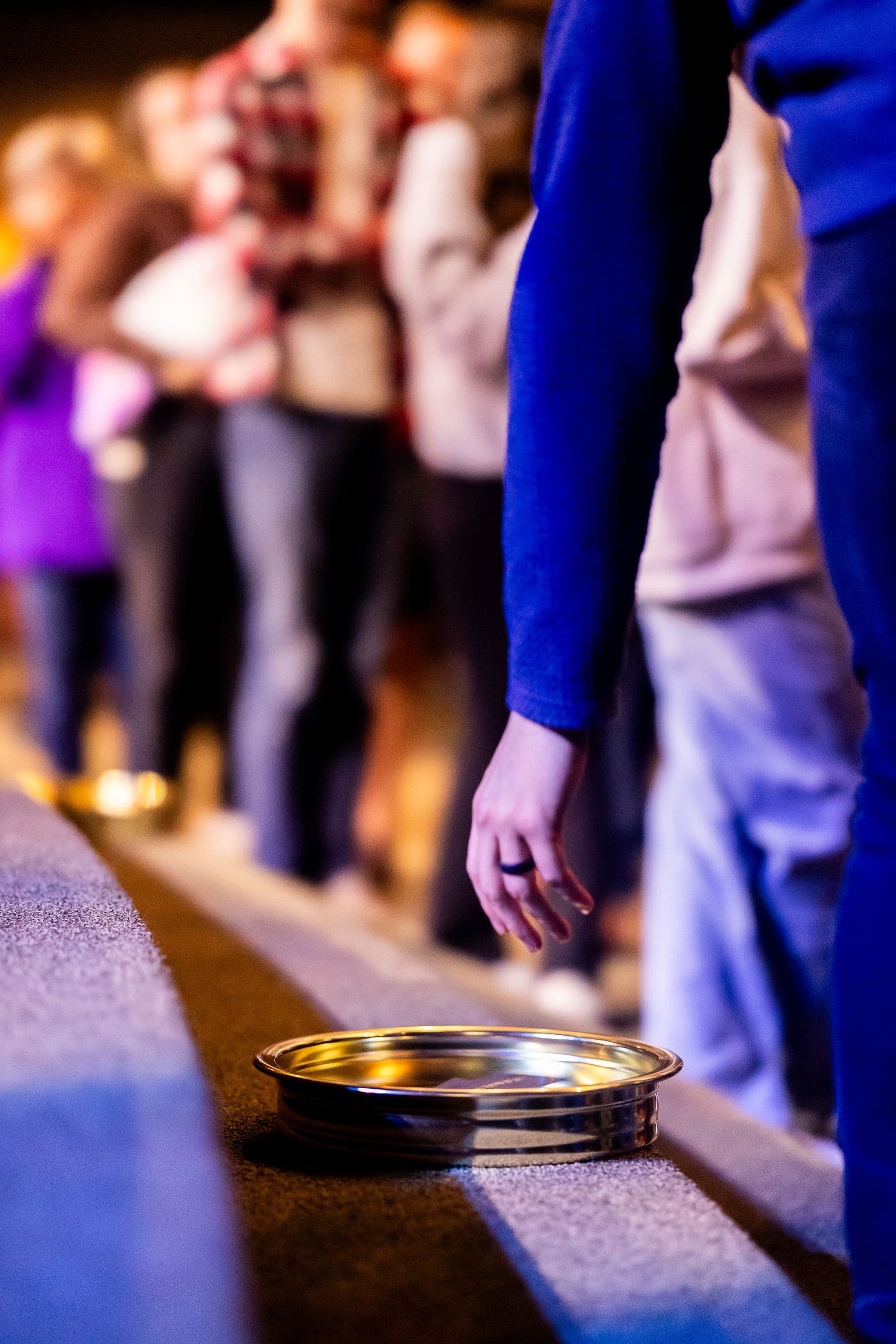 Congregación participando en la ofrenda durante un servicio cristiano