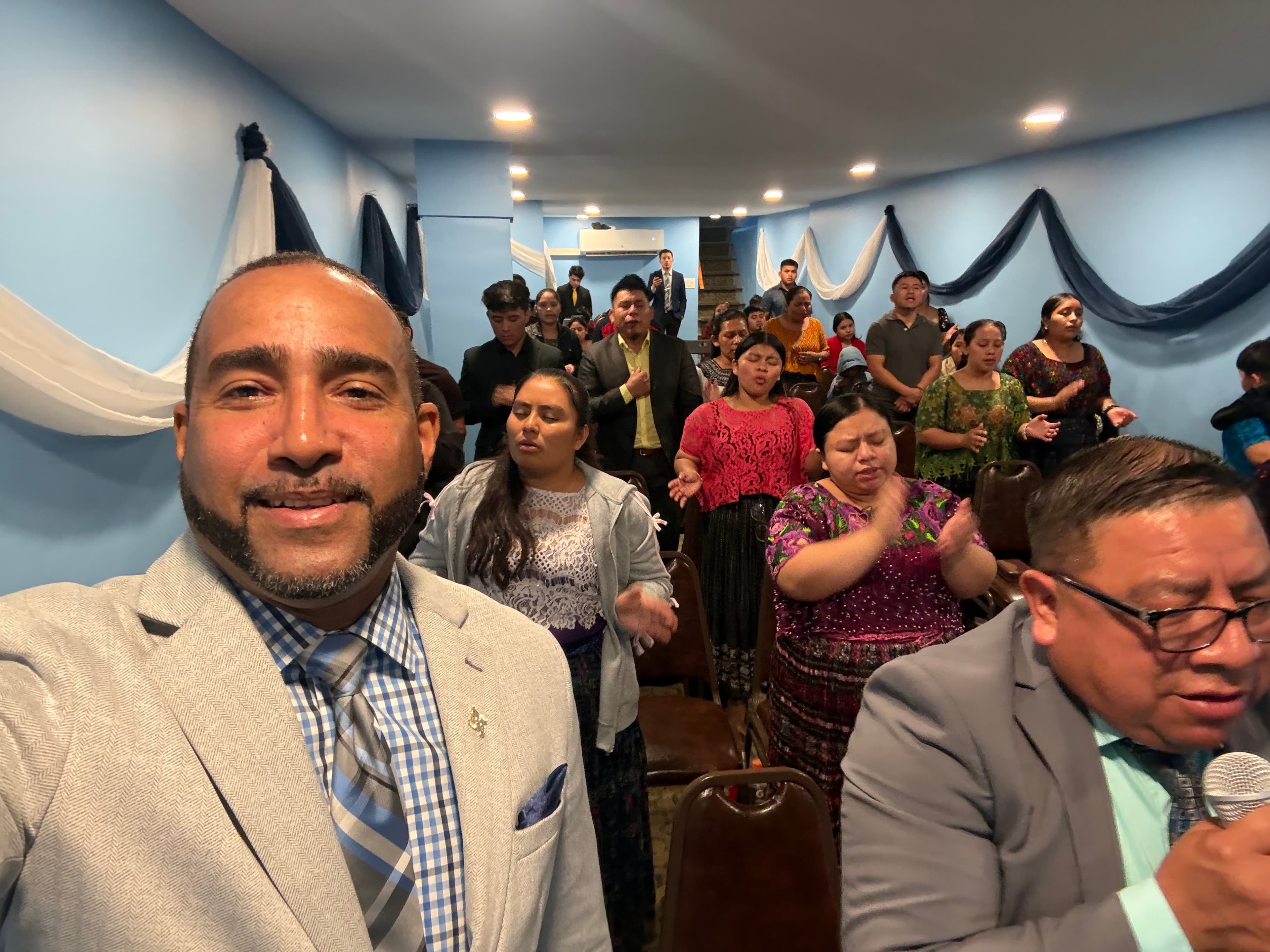 Congregación adorando unida