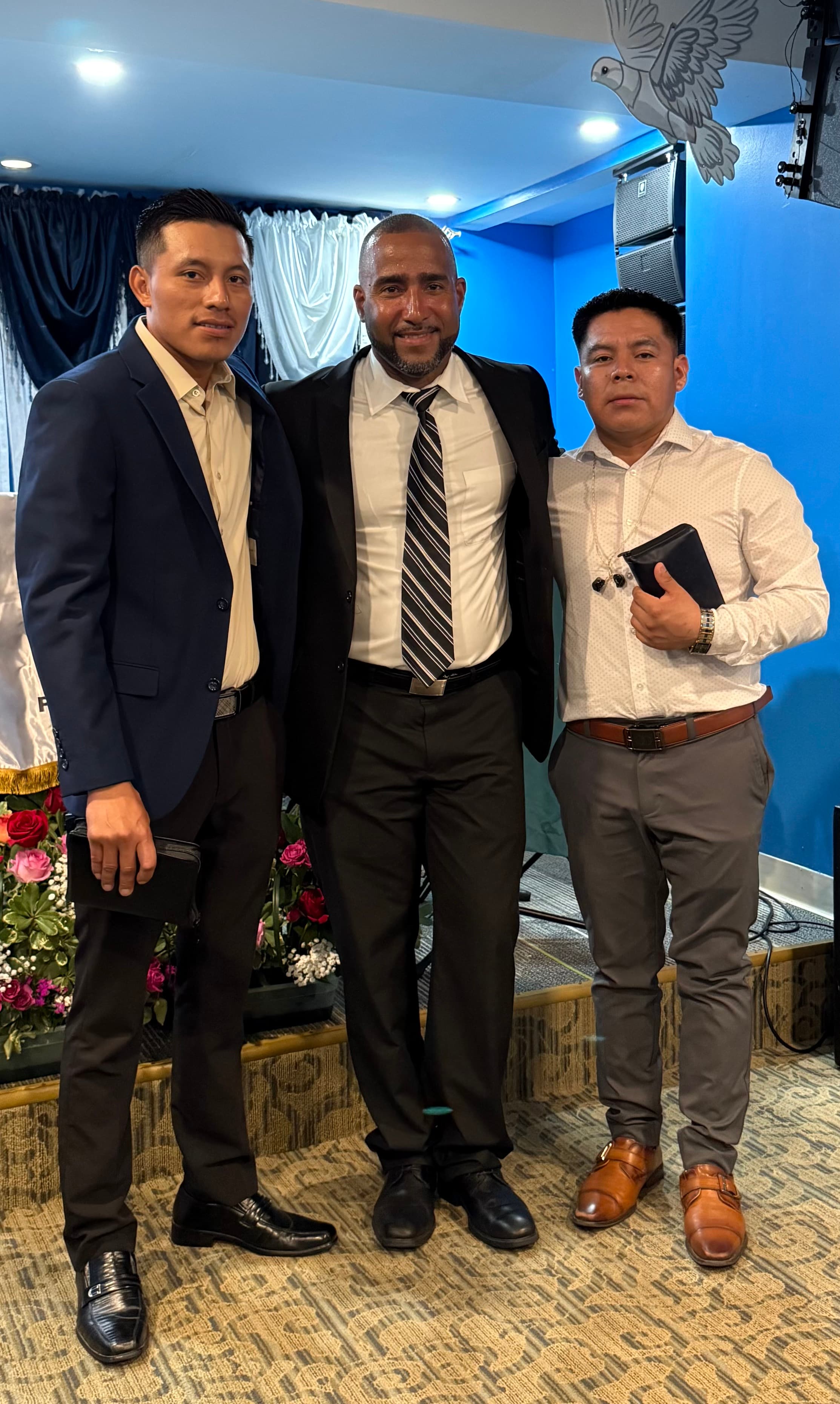 Pastor Gilberto junto a líderes de la iglesia