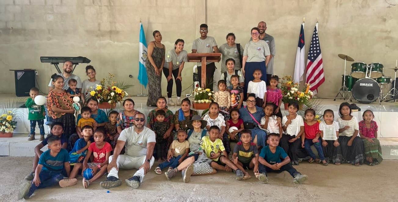 Equipo misionero en Lanquín